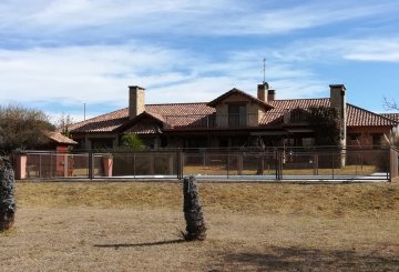 Casa disponible en Mina Clavero · dueño directo · 2 dorm · 5 cocheras · 4 ha - Imagen 2