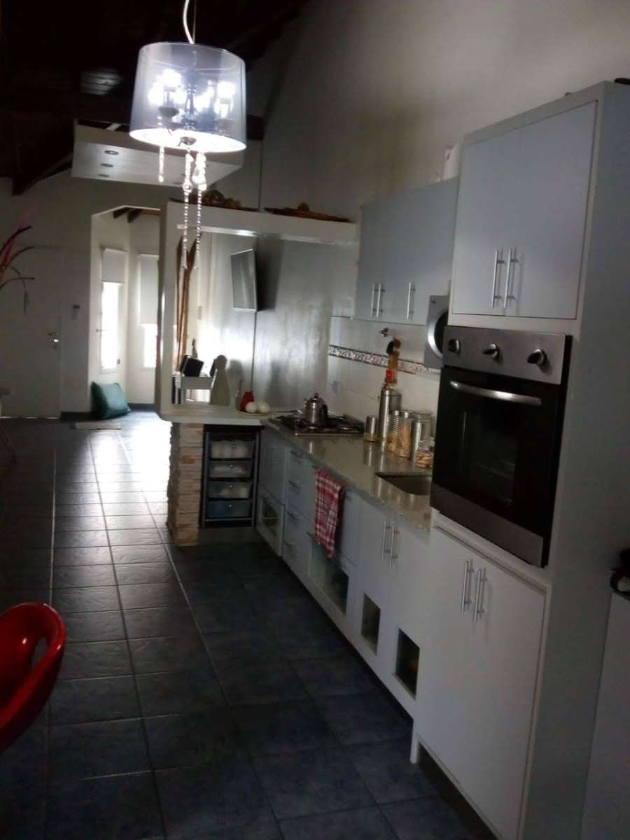 Excelente Casa en Castelar en Venta · dueño directo · 2 dorm · 2 cocheras · 150 m² de lote - Imagen 2