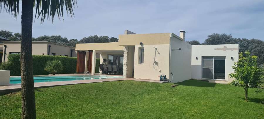 Casa en Venta en Mar del Plata · barrio privado · 3 dorm · 5 cocheras · 818 m² de lote - Imagen 1