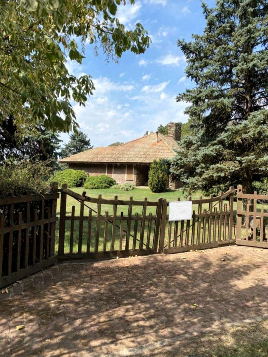 Casa única en Coronel Pringles en Venta · dueño directo · 4 o más dorm · 2 cocheras · 115.000 m² de lote - Imagen 1