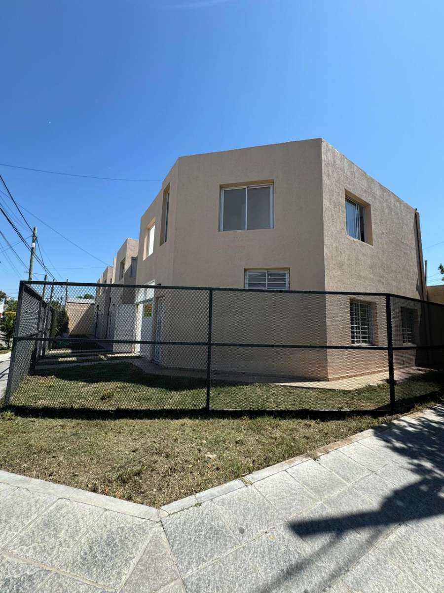 Casa en Córdoba: en Venta · 1 dorm · 4 ambientes · cochera · 90 m² de lote - Imagen 1