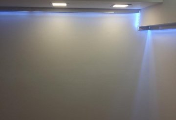 La oficina cuenta con ventilacion , espacio lateral luminoso  - Imagen 1