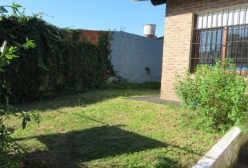 Casa única en Villa Gesell en Venta · dueño directo · 1 dorm · cochera · 162 m² de lote - Imagen 2