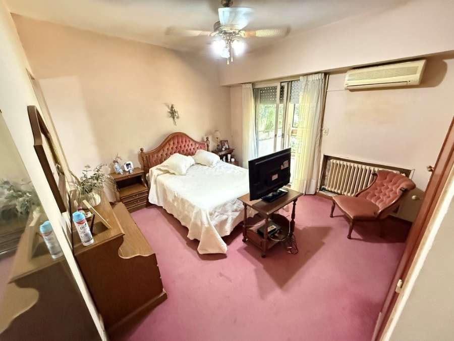 Oportunidad: Casa en Venta en San Isidro · 3 dorm · 4 ambientes · 2 cocheras · 935 m² de lote - Imagen 3