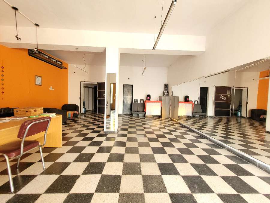 Casa en Córdoba en Venta · 3 dorm · 6 ambientes · 4 cocheras · 290 m² de lote - Imagen 3