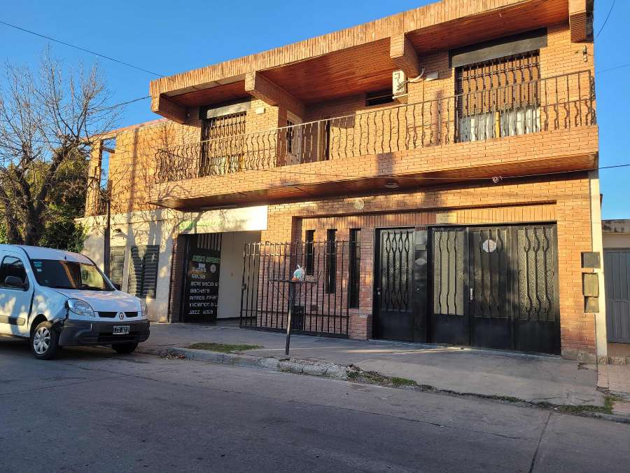 Casa en Córdoba en Venta · 3 dorm · 6 ambientes · 4 cocheras · 290 m² de lote - Imagen 1