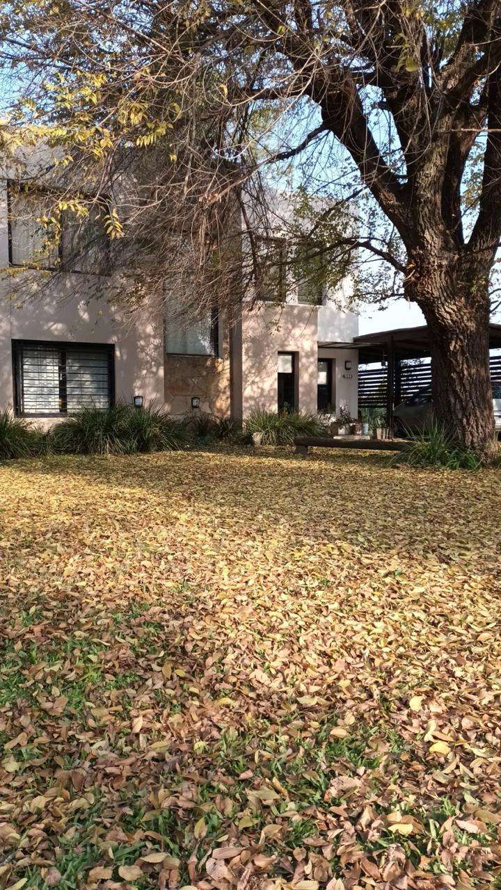 Comprar Casa en Pilar · barrio con seguridad · 3 dorm · 2 cocheras · 838 m² de lote - Imagen 1