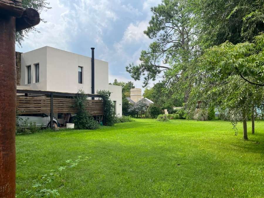 Comprar Casa en Pilar · barrio con seguridad · 3 dorm · 2 cocheras · 838 m² de lote - Imagen 3