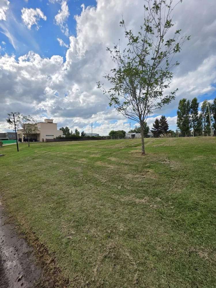 Terreno disponible para la en Venta en San Vicente · frente 20 m · largo 40 m · 800 m² de lote · barrio privado - Imagen 1