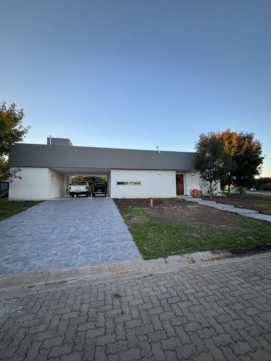 Oportunidad: Casa en Alquiler en Tristan Suarez · barrio privado · 3 dorm · 2 cocheras · 846 m² de lote - Imagen 1