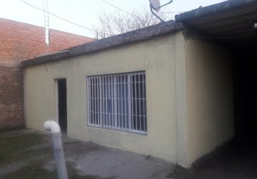 Casa en Venta en Gonzalez Catan - 600 m2 - 4 o más dormitorios con 6 ambientes - 2 baños  - Imagen 1