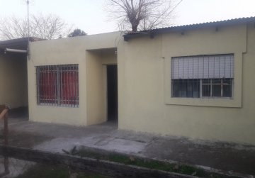 Casa en Venta en Gonzalez Catan - 600 m2 - 4 o más dormitorios con 6 ambientes - 2 baños  - Imagen 1