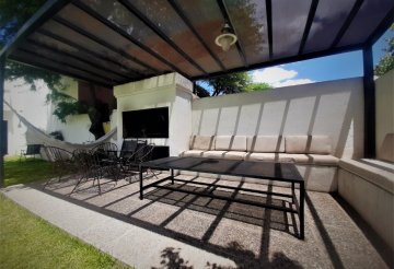 Casa disponible en Córdoba · 4 o más dorm · 6 ambientes · 2 cocheras · 382 m² de lote - Imagen 3