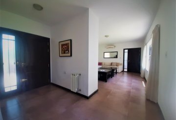 Casa disponible en Córdoba · 4 o más dorm · 6 ambientes · 2 cocheras · 382 m² de lote - Imagen 4