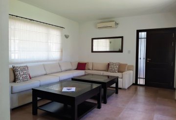 Casa disponible en Córdoba · 4 o más dorm · 6 ambientes · 2 cocheras · 382 m² de lote - Imagen 5