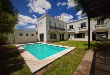 Casa disponible en Córdoba · 4 o más dorm · 6 ambientes · 2 cocheras · 382 m² de lote - Imagen 2