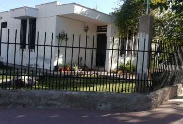 La casa es esquina cuenta con una habitación adelante para darle - Mendoza - Imagen 1