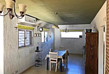  urgente vendo casa en barrio castelli  características  dormitorio con vestidor - Río Cuarto - Imagen 1