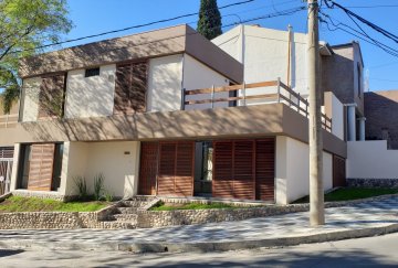 Oportunidad: Casa en Venta en Córdoba · dueño directo · 3 dorm · 3 cocheras · 220 m² de lote - Imagen 1