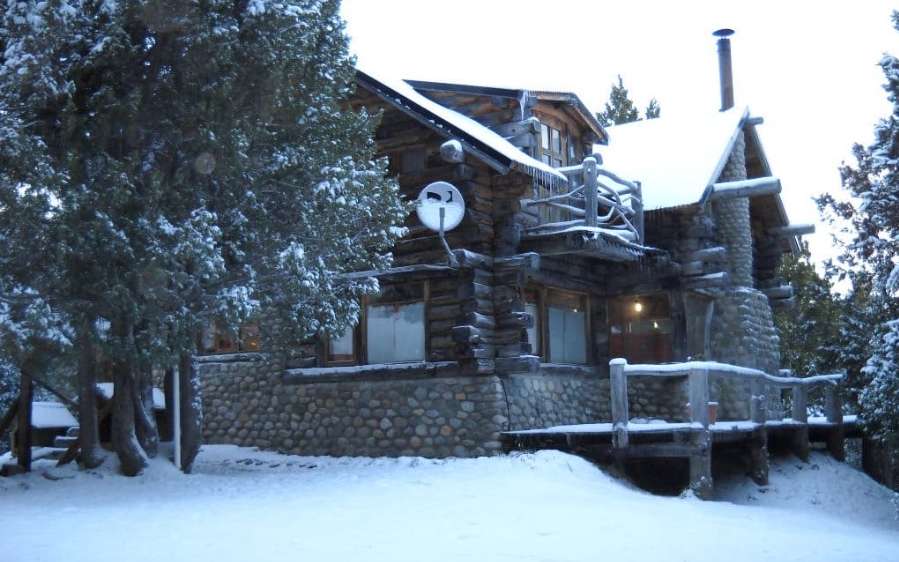 Casa de troncos y piedra en llao llao - Bariloche - Imagen 1