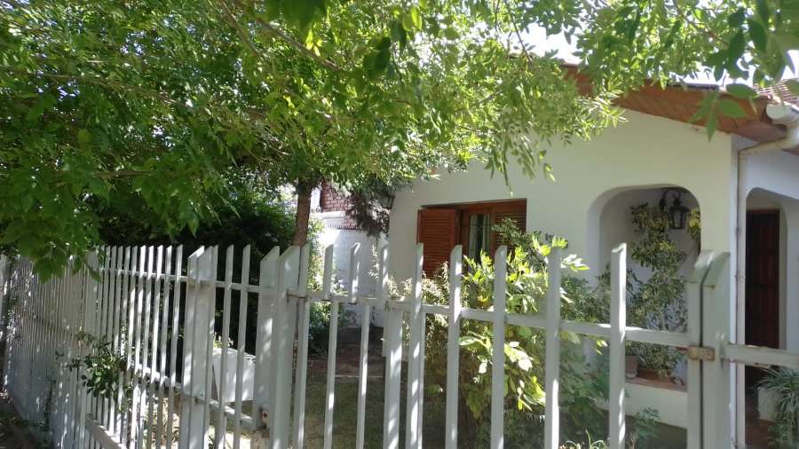 Comprar Casa en Neuquén · dueño directo · 3 dorm · cochera · 220 m² de lote - Imagen 1