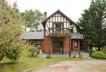 Casa en Carilo en Temporario · dueño directo · 4 o más dorm · 240 m² de lote - Imagen 1