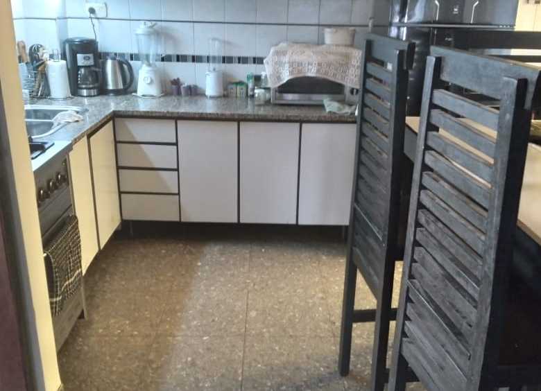 Casa en Venta en Castelar con · 3 dorm · 5 ambientes · cochera · 200 m² de lote - Imagen 4