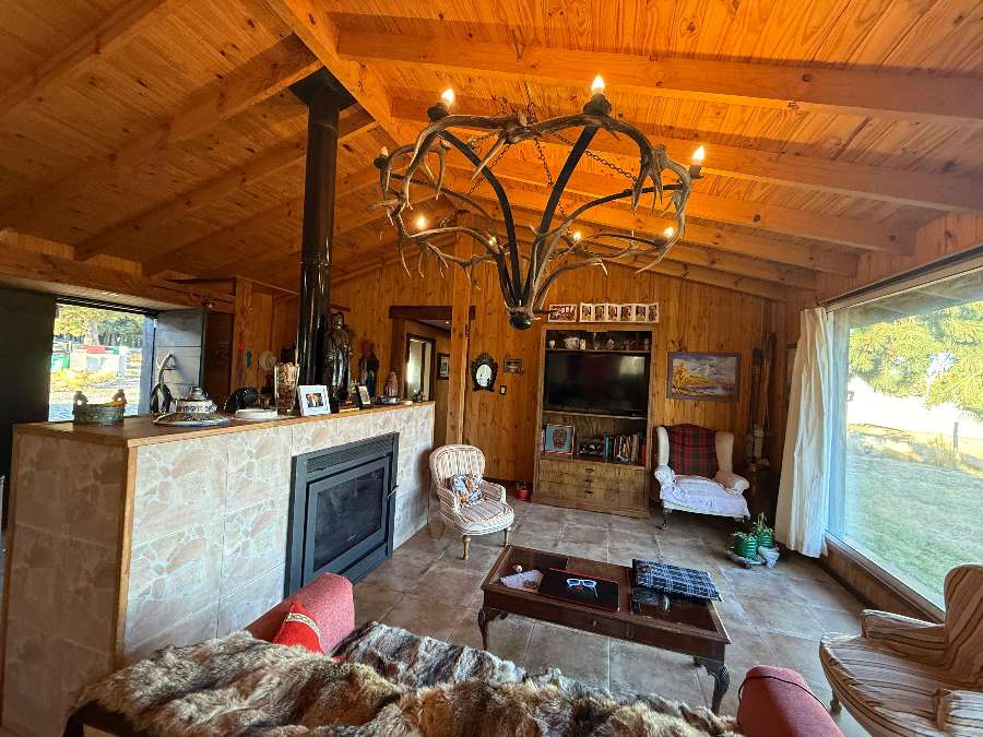 Casa única en Bariloche en Venta · 3 dorm · 6 ambientes · cochera · 2.500 m² de lote - Imagen 1
