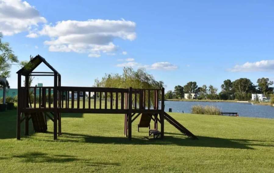 Terreno en San Vicente: en Venta · frente 18 m · largo 32 m · 712 m² de lote · barrio privado - Imagen 1