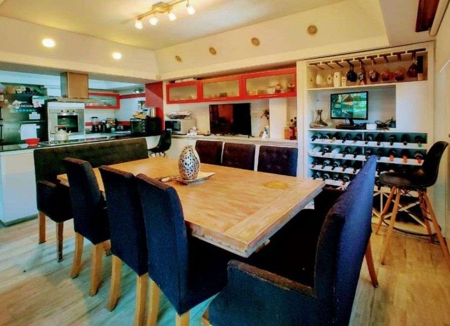 Tu próxima Casa en Venta en Avellaneda · 4 o más dorm · 6 ambientes · 2 cocheras · 300 m² de lote - Imagen 5