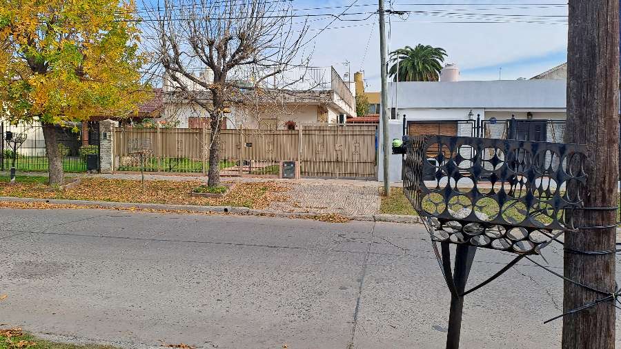 Casa única en Hurlingham en Venta · dueño directo · 3 dorm · 3 cocheras · 250 m² de lote - Imagen 2