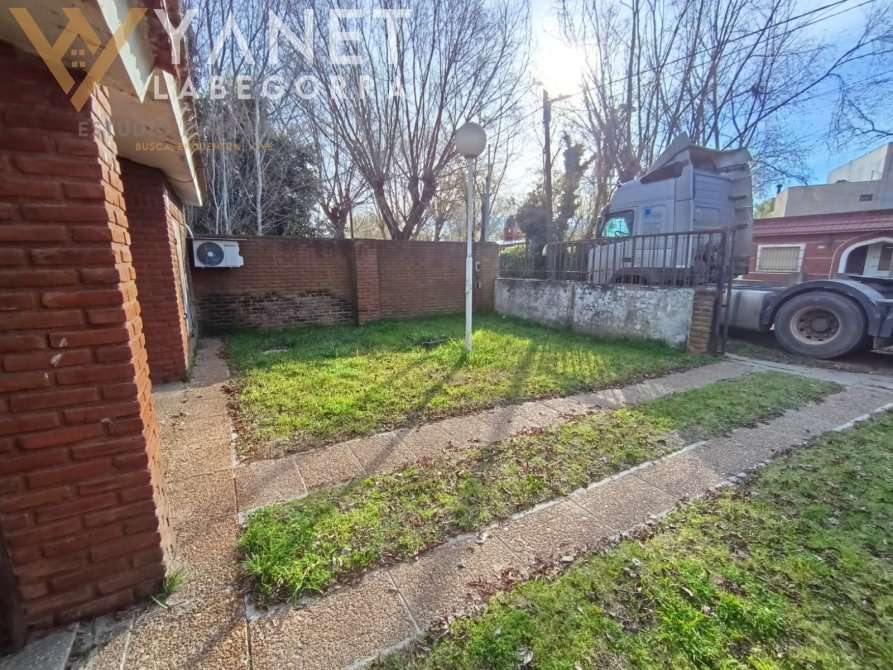 En Santa Teresita, Casa en Venta · 2 dorm · 3 ambientes · 2 cocheras · 238 m² de lote - Imagen 2