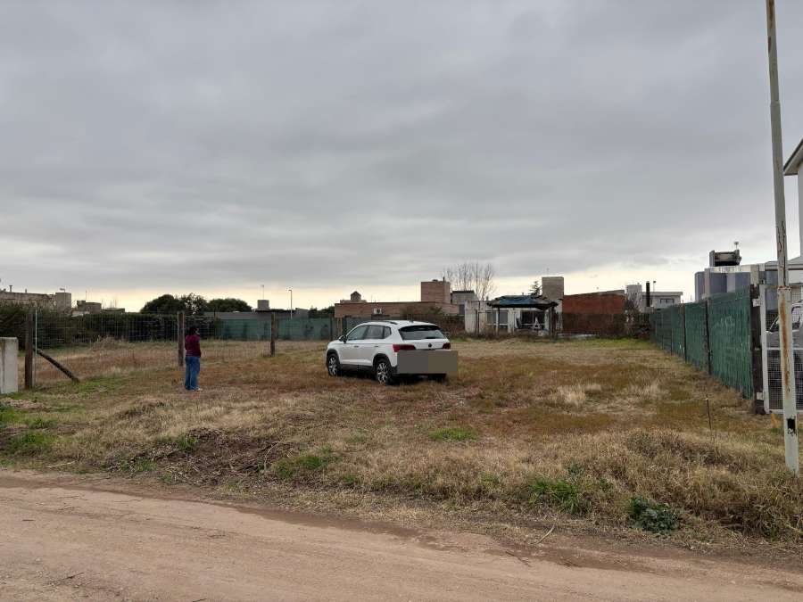 En Río Cuarto, Terreno en Venta · 492 m² de lote · barrio con seguridad - Imagen 1