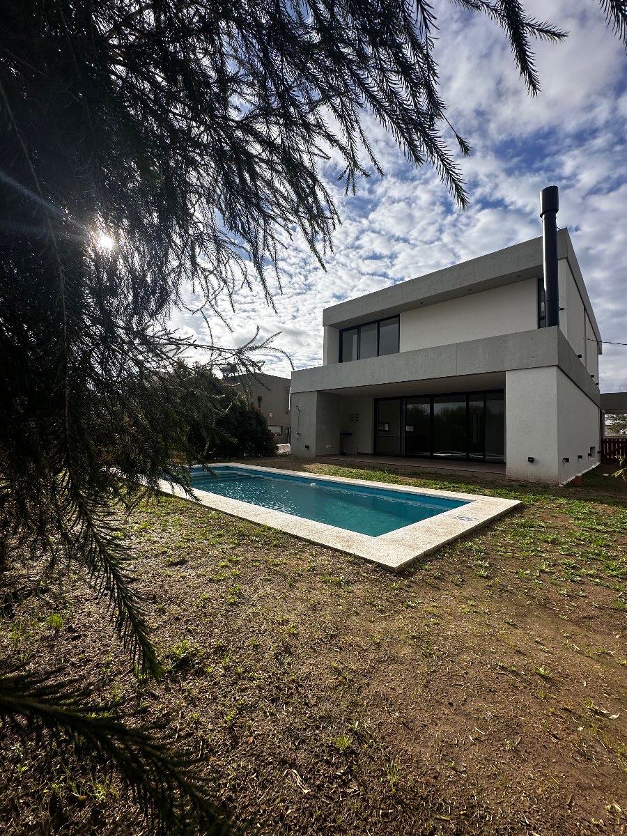 Casa disponible para la en Venta en Belen de Escobar · barrio privado · dueño directo · 4 o más dorm · 2 cocheras - Imagen 2