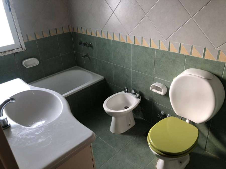 En La Plata, Casa en Venta · barrio con seguridad · 3 dorm · 2 cocheras · 800 m² de lote - Imagen 2