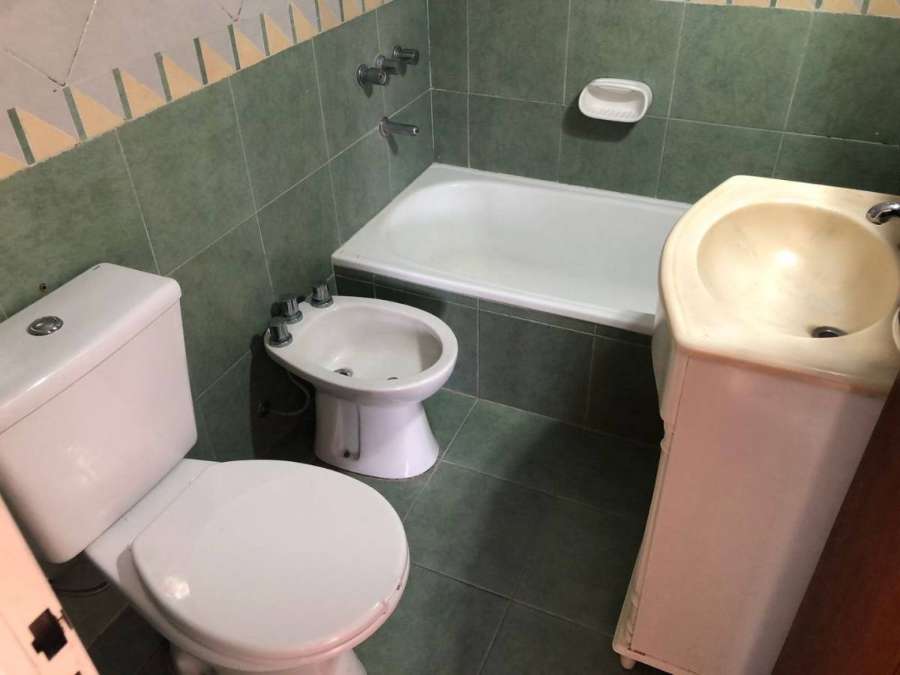 En La Plata, Casa en Venta · barrio con seguridad · 3 dorm · 2 cocheras · 800 m² de lote - Imagen 5