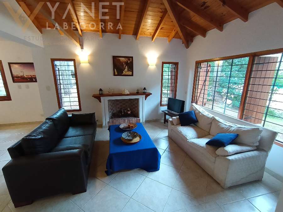 Casa única en Costa del Este en Venta · 3 dorm · 4 ambientes · 2 cocheras · 555 m² de lote - Imagen 2