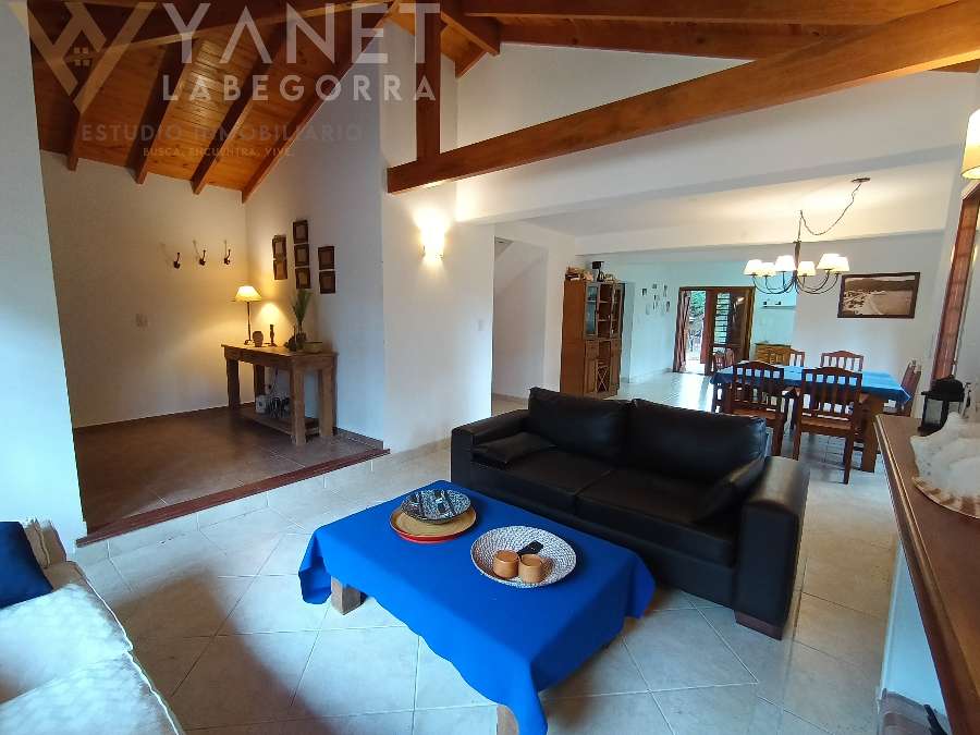 Casa única en Costa del Este en Venta · 3 dorm · 4 ambientes · 2 cocheras · 555 m² de lote - Imagen 4