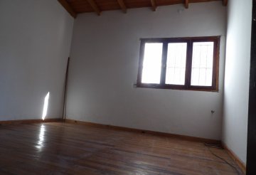 Vendemos esta amplia casa sobre calle san lorenzo 1230, la misma se encuentra construida - Imagen 1