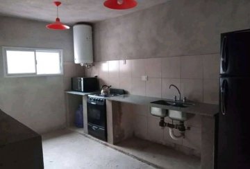 Casa de dos plantas en cosquín cocina amplia living comedor amplio baño y ante - Imagen 1