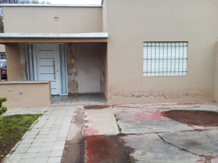 Casa disponible para la en Venta en Coronel Pringles · dueño directo · 2 dorm · 3 ambientes · 2 cocheras - Imagen 2