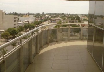 Amplio departamento con hermoso balcon terraza, calefaccion central muy buen amoblamiento - Imagen 1