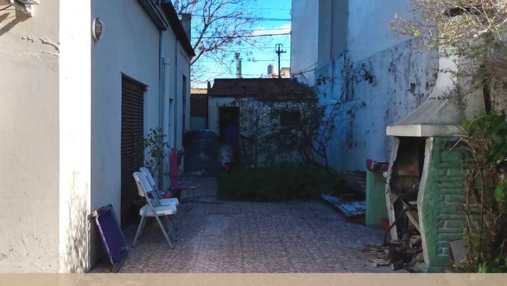 Terreno en venta con casa a reciclar  esq  - La Plata - Imagen 1