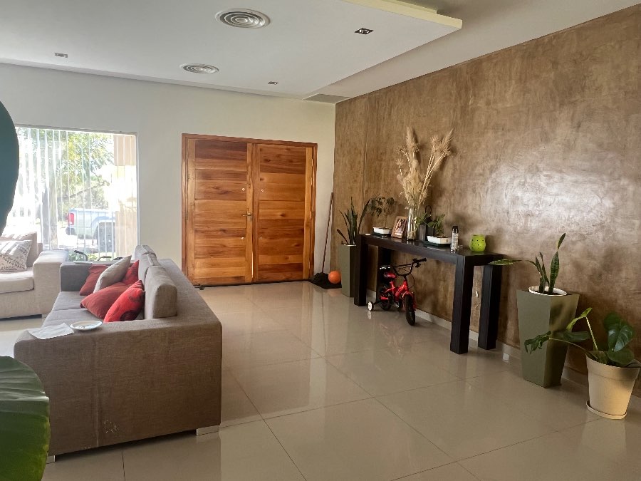 Casa en La Rioja: en Venta · barrio privado · dueño directo · 3 dorm · 2 cocheras - Imagen 1