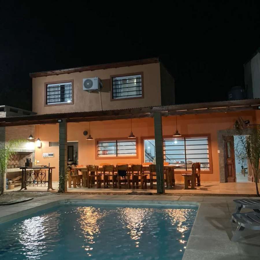 Comprar Casa en La Plata · dueño directo · 4 o más dorm · cochera · 1 ha - Imagen 1