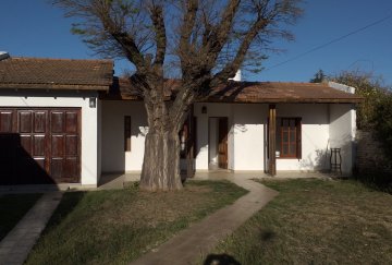 Casa en Venta en Santa Rosa, · 2 dorm · 3 ambientes · cochera · 427 m² de lote - Imagen 2