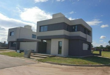 Casa disponible para la en Venta en Córdoba · 3 dorm · 180 m² de lote - Imagen 2