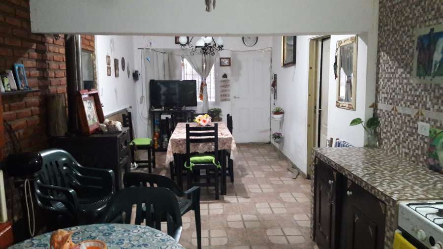 Excelente Casa en Villa Giardino en Venta · 4 o más dorm · 6 ambientes · 2 cocheras · 900 m² de lote - Imagen 2