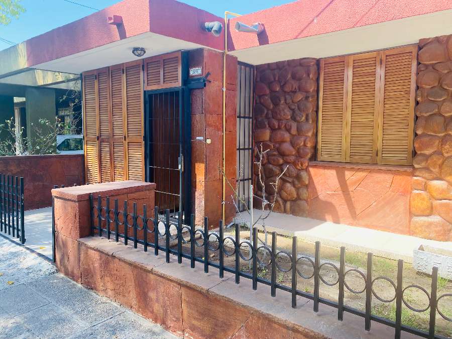 Comprar Casa en Godoy Cruz · dueño directo · 4 o más dorm · 2 cocheras · 230 m² de lote - Imagen 3