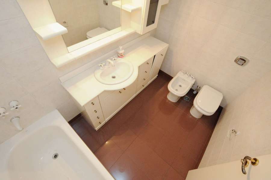 Departamento único en Avellaneda en Venta · 3 dorm · 5 ambientes · cochera · 150 m² de lote - Imagen 4